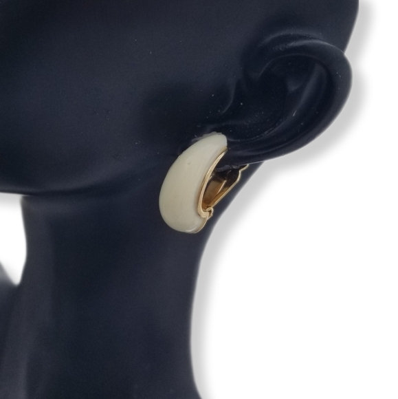 TRIFARI 1950s GOLDTONE & CREAM CLIP ON STATEMENT EARRINGS - Picture 3 of 8